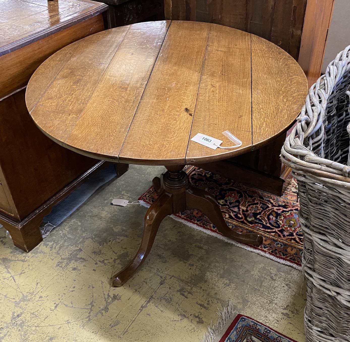 A George III circular oak tripod tea table, diameter 82cm, height 67cm